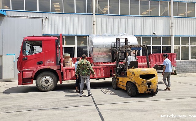 广州客户订购的4吨鲜奶冷储罐发货现场