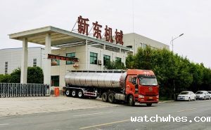 贵州36方大型半挂鲜奶槽罐车客户提车现场