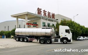 陕西客户订购的34立方半挂拉奶车客户提车现场