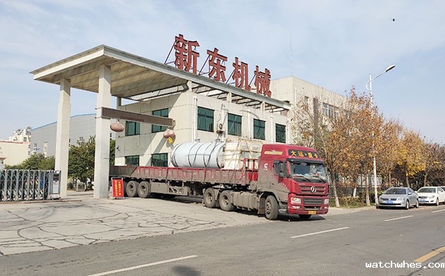 甘肃某牧场订购的10吨直冷式奶罐装车发货