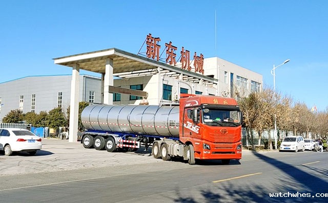 福建34吨大型半挂罐式冷藏车客户提车现场