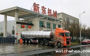 大庆孟经理订购的33吨鲜奶挂车冒雨发往黑龙江