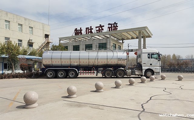 我公司半挂生奶运输保温车准备发往吴忠