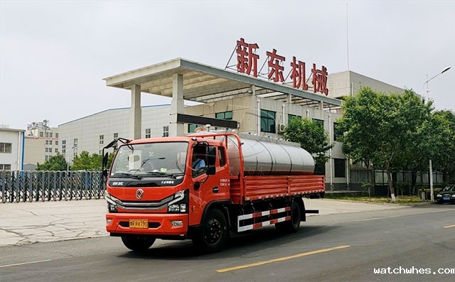 南阳客户订购的12立方鲜奶运输罐交付现场