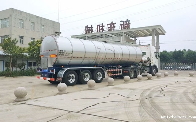 天润watchwhes35方鲜奶运输半挂车发往湖北