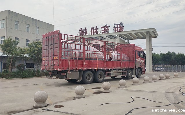 我公司两台不锈钢椰子水制冷罐发往海南