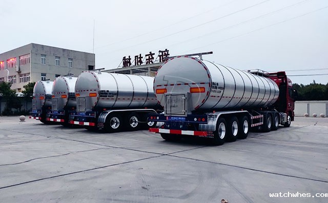 我公司4台3轴半挂鲜奶运输车发往山东物流公司