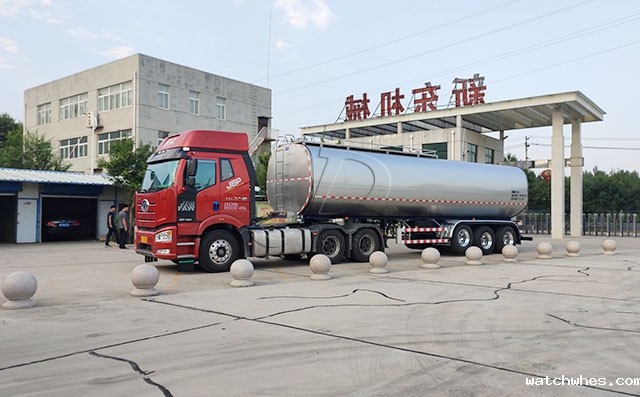 我公司标载40立方鲜奶运输半挂车发往陕西