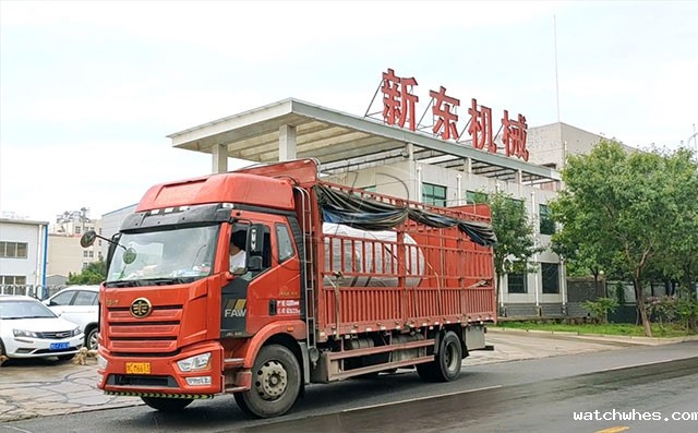 甘肃客户订购的6吨不锈钢牛奶制冷罐冒雨发货