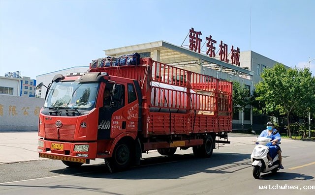 我公司8吨直冷式不锈钢制冷罐发往海南