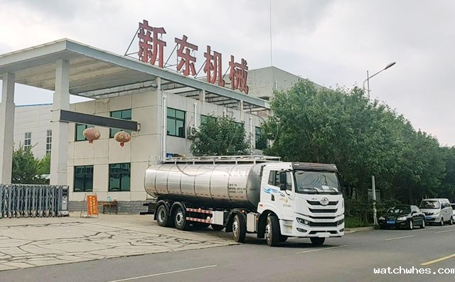 我公司前四后六20方鲜奶运输车发往湖北