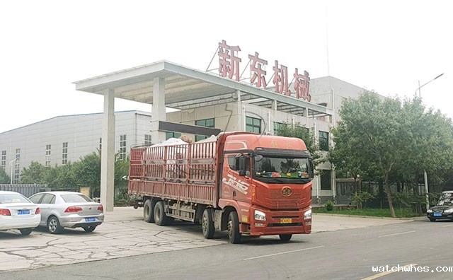 我公司两台6吨外贸出口制冷罐装车发货现场