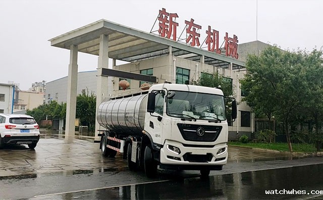 云南客户订购的前四后四16方鲜奶运输车冒雨发车