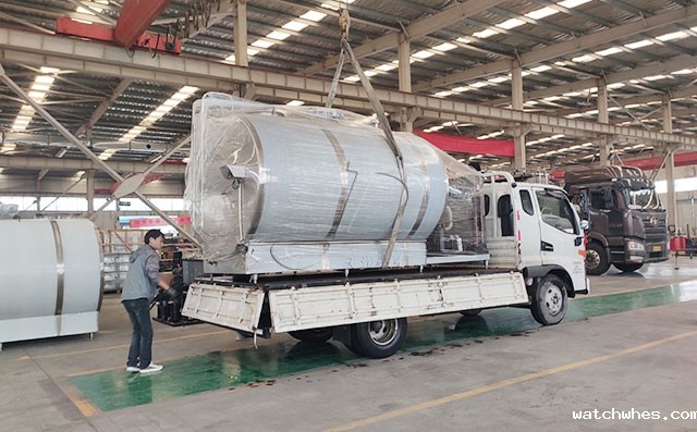 我公司6吨直冷式牛奶制冷罐冒雨发往辽宁