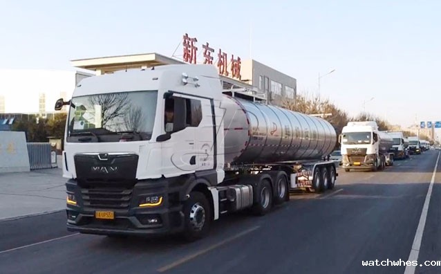 北京物流公司订购的13台半挂鲜奶运输车发货