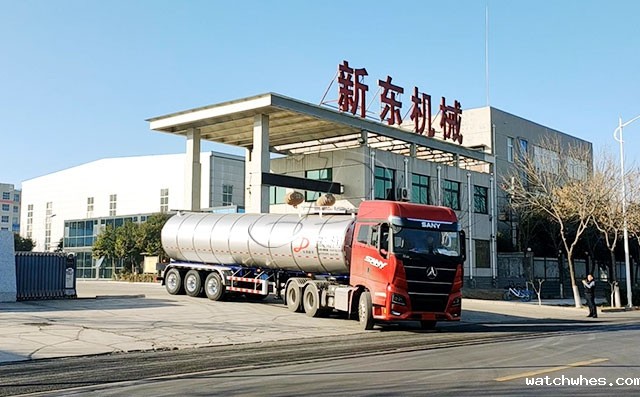 东北客户订购的3台34方半挂鲜奶运输车按时发货