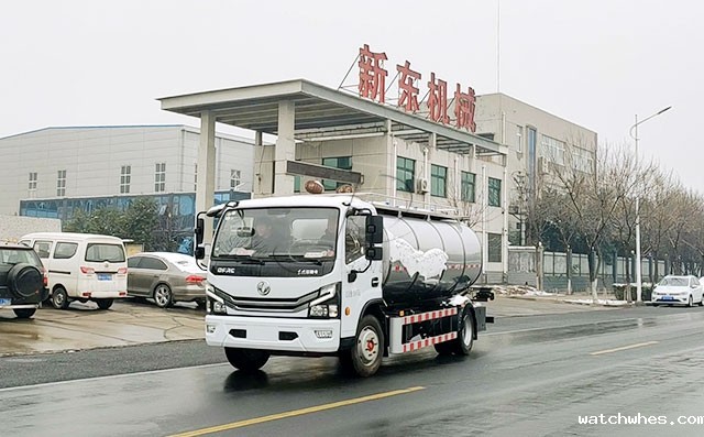 甘肃鲜奶运输车客户订购的7方一体鲜奶运输车发车