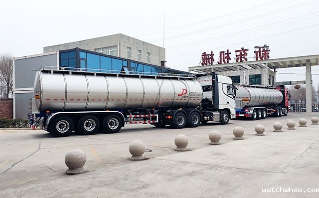 再发甘肃兰州2台34方半挂牛奶运输专用车！