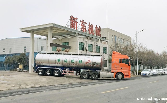 甘肃客户订购的34吨半挂鲜奶运输车提车现场