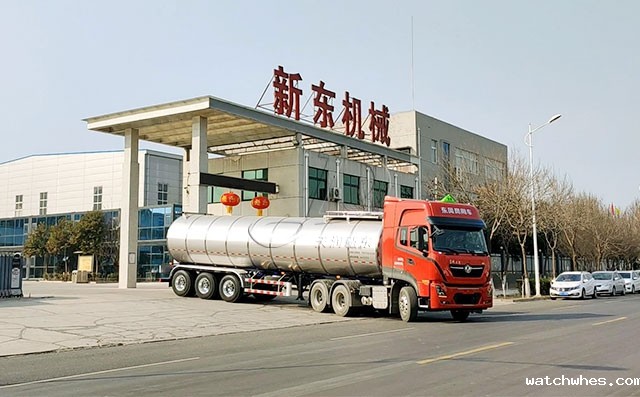 我公司34方半挂猪血保温运输罐车发往江苏