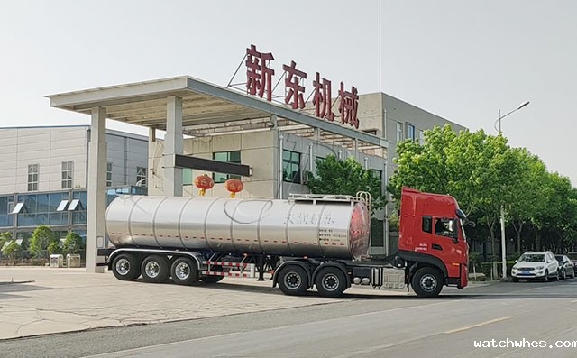 山西34方半挂鲜奶运输车客户提车现场