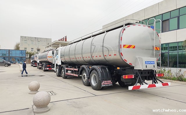 黑龙江老客户订购的3台解放20吨鲜奶运输车提车