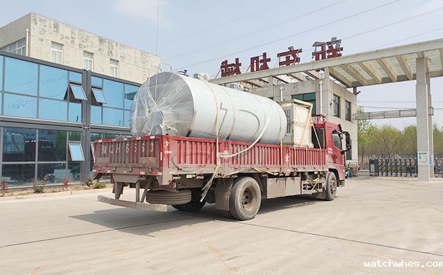 湖南客户订购的10吨牛奶制冷罐发货