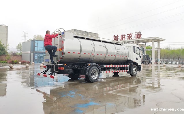 山西鲜奶运输车客户订购的10方鲜奶运输车冒雨交车