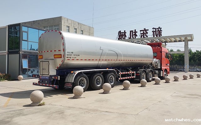 我公司38方鲜奶运输车发往广东