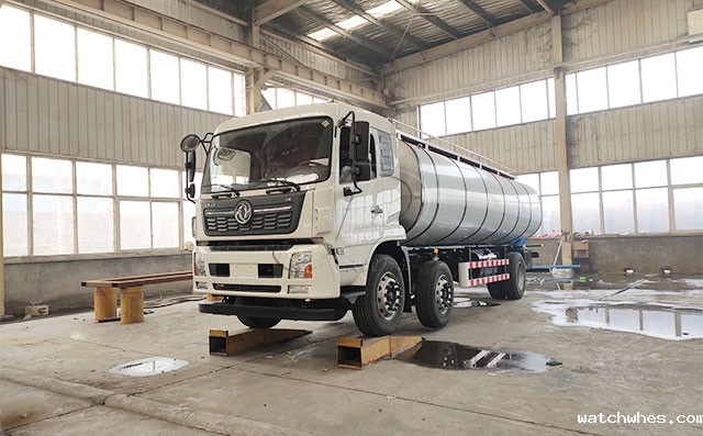 山东客户订购的16立方一体背罐保温奶车完成发车前清洗