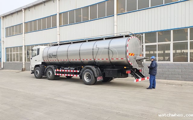 山东客户订购的16立方一体背罐保温奶车完成发车前清洗