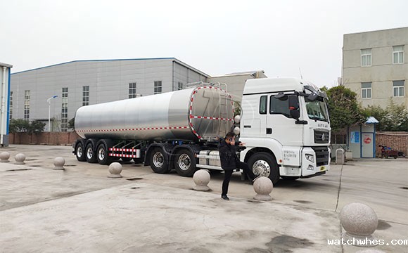 大型半挂鲜奶运输车