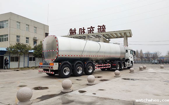 大型半挂鲜奶运输车