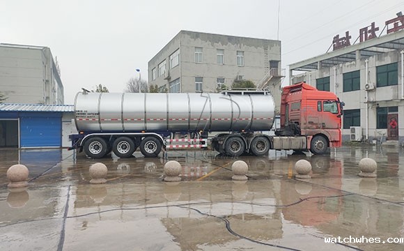 大型拉鲜<a href=/ target=_blank class=infotextkey>奶罐车</a>