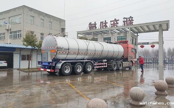 大型拉鲜<a href=/ target=_blank class=infotextkey>奶罐车</a>