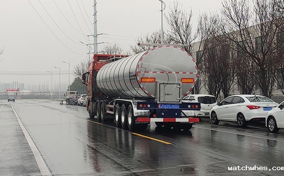 大型拉鲜<a href=/ target=_blank class=infotextkey>奶罐车</a>