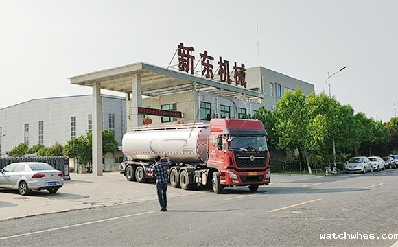 拖挂鲜牛<a href=/ target=_blank class=infotextkey>奶罐车</a>