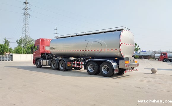 拖挂鲜牛<a href=/ target=_blank class=infotextkey>奶罐车</a>