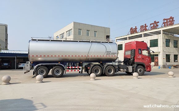 拖挂鲜牛<a href=/ target=_blank class=infotextkey>奶罐车</a>