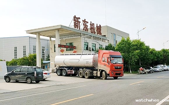 大型半挂牛奶罐式汽车