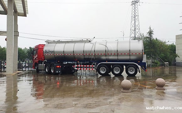 半挂牵引鲜奶罐车