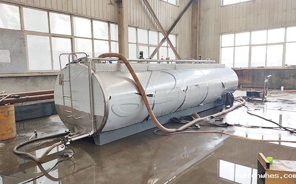 不锈钢储奶运输罐