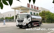 我公司10吨一体式拉奶运输车下午发往甘肃