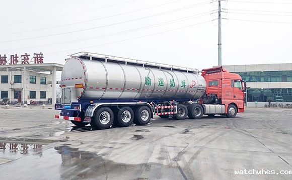 半挂牛奶运输车