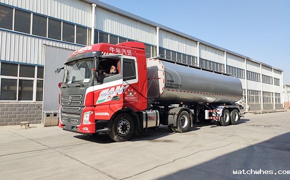 半挂鲜奶运输车