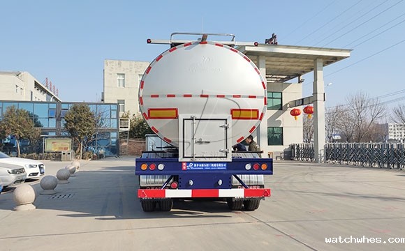 半挂鲜奶运输车