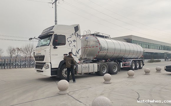 天润watchwhes牛奶运输车