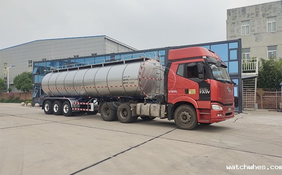 半挂鲜奶运输车