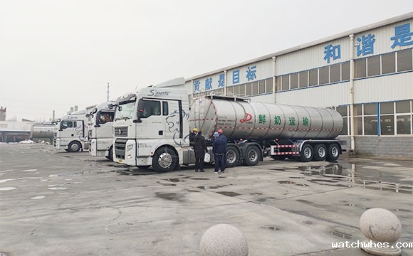 半挂鲜奶运输车