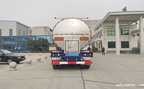 天润watchwhes牛奶运输车